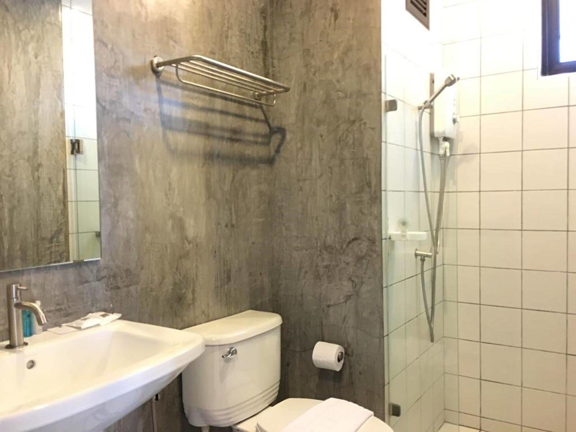Little Pp Hometel Сурат Тхани Екстериор снимка